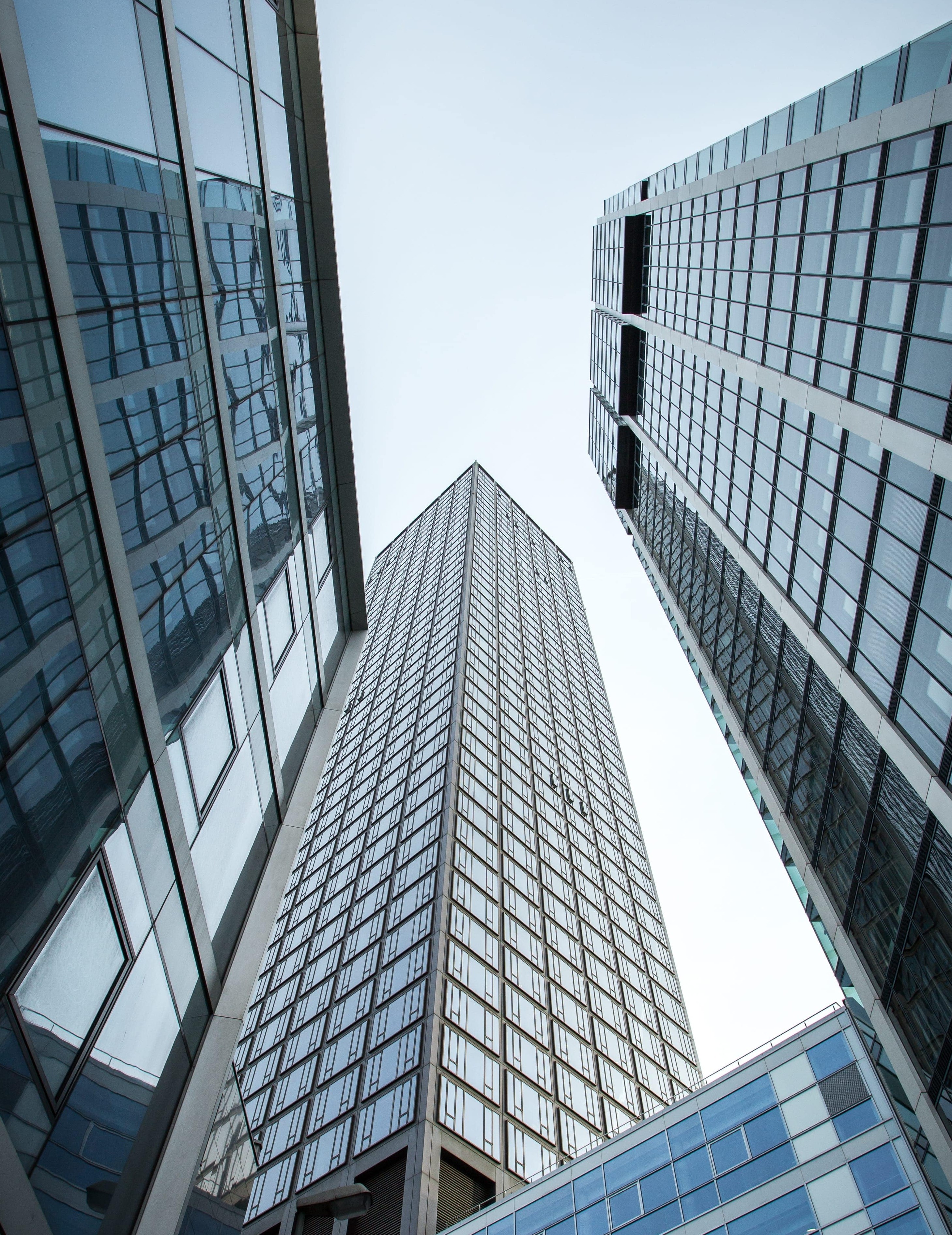 tiro-vertical-de-baixo-angulo-de-arranha-ceus-em-uma-fachada-de-vidro-em-frankfurt-alemanha-min-min.jpg